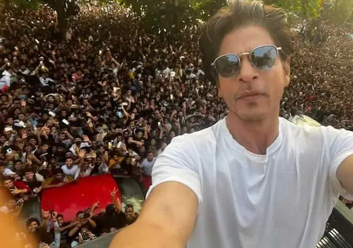 How much does Shahrukh Khan charge for performing at an event